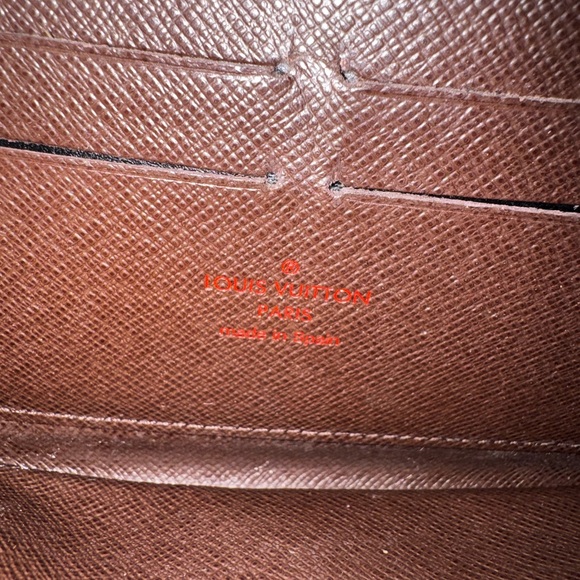 Louis Vuitton
Vintage 2011 Zippy Wallet - Picture 9 of 15